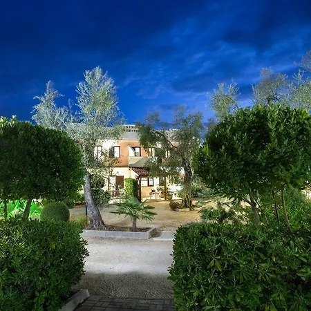 瓦里威尔迪住宿酒店